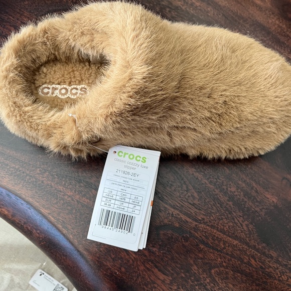 NWT Classic Cozzzy Luxe Slipper, Size 8 - Picture 6 of 6